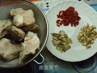 花旗参田七猪肉汤的做法步骤：1