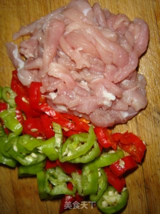 蛋白肉炒肉丝的做法步骤：1
