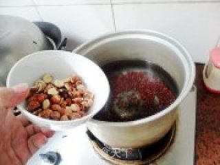 莲子红豆糖水的做法步骤：2