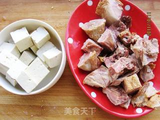 鸭腿炖豆腐的做法步骤：1