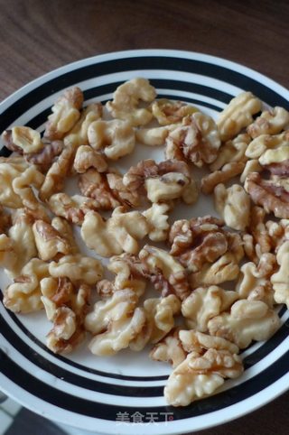 无油健康的快手零食——红糖琥珀核桃的做法步骤：1