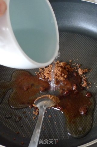 无油健康的快手零食——红糖琥珀核桃的做法步骤：2
