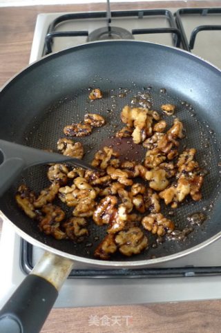 无油健康的快手零食——红糖琥珀核桃的做法步骤：5