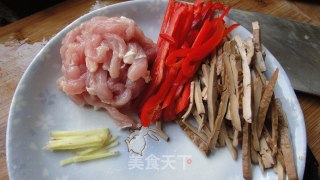 香干肉丝炒毛豆的做法步骤：3