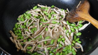 香干肉丝炒毛豆的做法步骤：7
