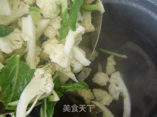 家常菜----西红柿炒菜花的做法步骤：2