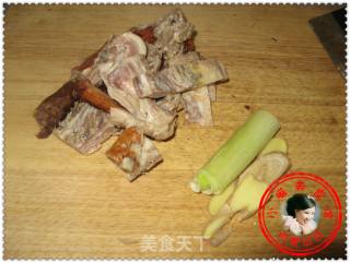 秋季滋补之竹荪煲鸭汤的做法步骤：2