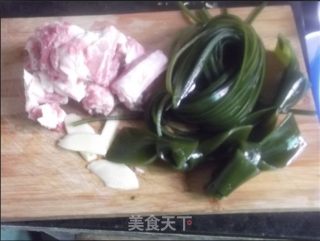 海带排骨汤的做法步骤：1