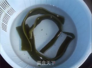 海带排骨汤的做法步骤：2