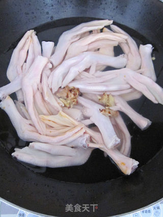 美味到停不了嘴的香卤鸭脚的做法步骤：2