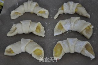 酸酸甜甜的 菠萝朗母牛角包的做法步骤：13
