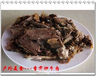 户外美食2---香芹炒牛肉的做法步骤：1