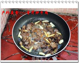 户外美食2---香芹炒牛肉的做法步骤：5