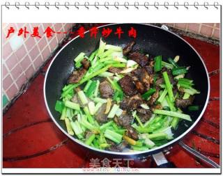 户外美食2---香芹炒牛肉的做法步骤：6