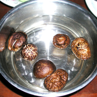 “蘑”力“食”足——香菇鸡腿竹荪汤的做法步骤：2