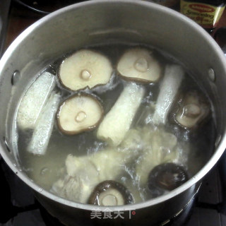 “蘑”力“食”足——香菇鸡腿竹荪汤的做法步骤：7