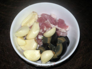 皮蛋瘦肉煮辣椒叶的做法步骤：2