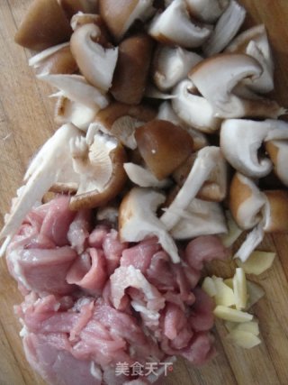 鲜磨菇花菜炒肉片的做法步骤：1