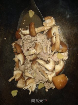 鲜磨菇花菜炒肉片的做法步骤：6