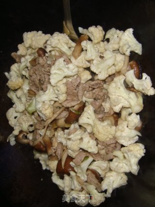 鲜磨菇花菜炒肉片的做法步骤：7