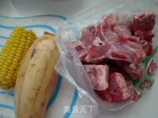 玉米莲藕脊骨汤的做法步骤：1