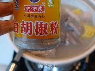 玉米莲藕脊骨汤的做法步骤：7