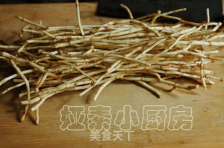 剁辣子炒臭菜根的做法步骤：2