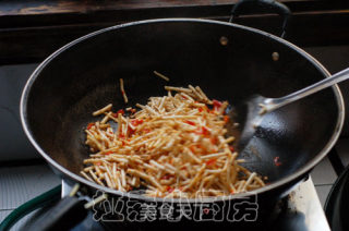 剁辣子炒臭菜根的做法步骤：6