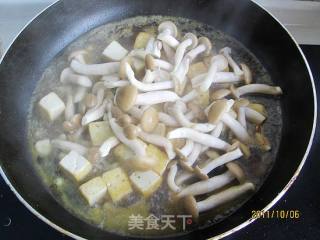 蟹味菇烧豆腐的做法步骤：5