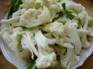 家常菜----辣椒胡萝卜炒菜花的做法步骤：1