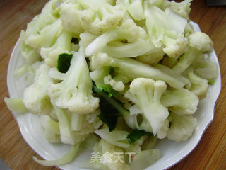 家常菜----辣椒胡萝卜炒菜花的做法步骤：3