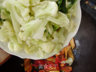 家常菜----辣椒胡萝卜炒菜花的做法步骤：7