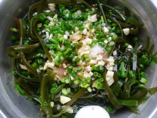 蒜香海带丝的做法步骤：7