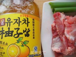 无肉不欢－－柚子酱排骨的做法步骤：1