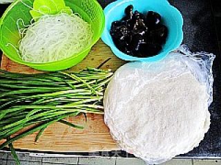 馋嘴小吃---韭菜春卷的做法步骤：1
