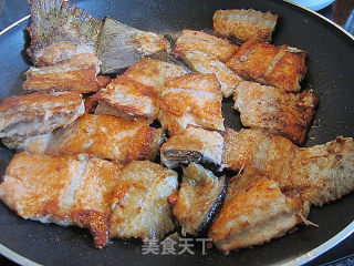 让你食指大动~~香煎三文鱼骨的做法步骤：3