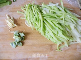 清爽的荤菜----萝卜肉炖粉丝的做法步骤：2