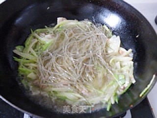 清爽的荤菜----萝卜肉炖粉丝的做法步骤：9