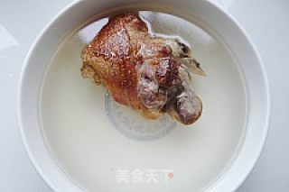 冰糖普洱炖蹄膀的做法步骤：4