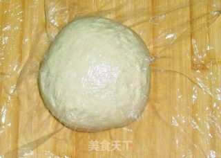 将蔬菜色拉加进面包里-----杂蔬面包的做法步骤：3