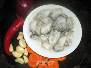 白酒蒜蓉煮生蚝的做法步骤：1