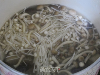 菌菇排骨汤的做法步骤：4