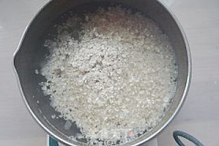 香蕉肉松燕麦粥的做法步骤：5