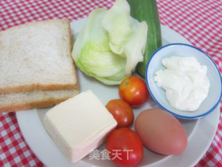 蔬菜沙拉吐司卷的做法步骤：1