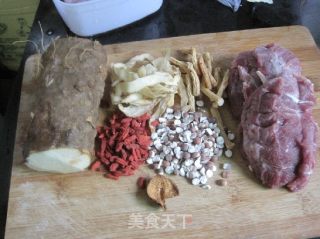 健脾益肾 猪横脷瘦肉煲淮山的做法步骤：1