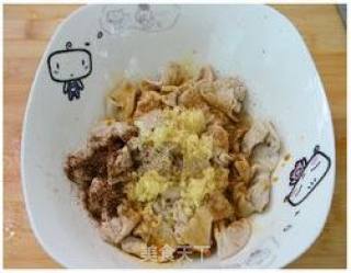 土豆蒸肥肠的做法步骤：3