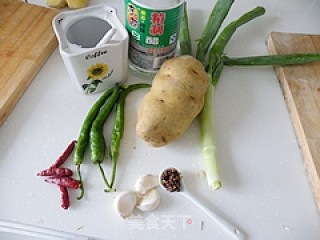酸辣土豆丝的做法步骤：1
