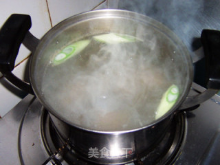 滋补润心的保健汤---萝卜枸杞排骨汤的做法步骤：3