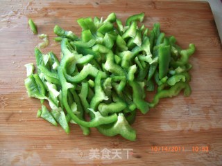 青椒拌金针菇的做法步骤：1