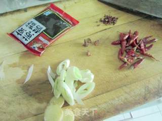 辣味酱香烧牛腩的做法步骤：1